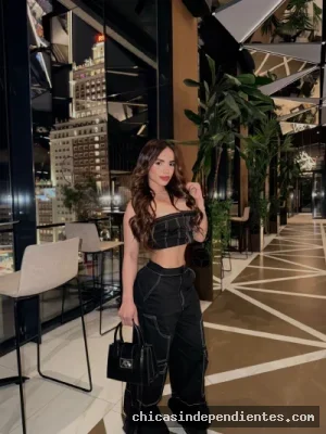 Lorena - Escort latina en Madrid | Morena elegante con estilo urbano - Caché Madrid